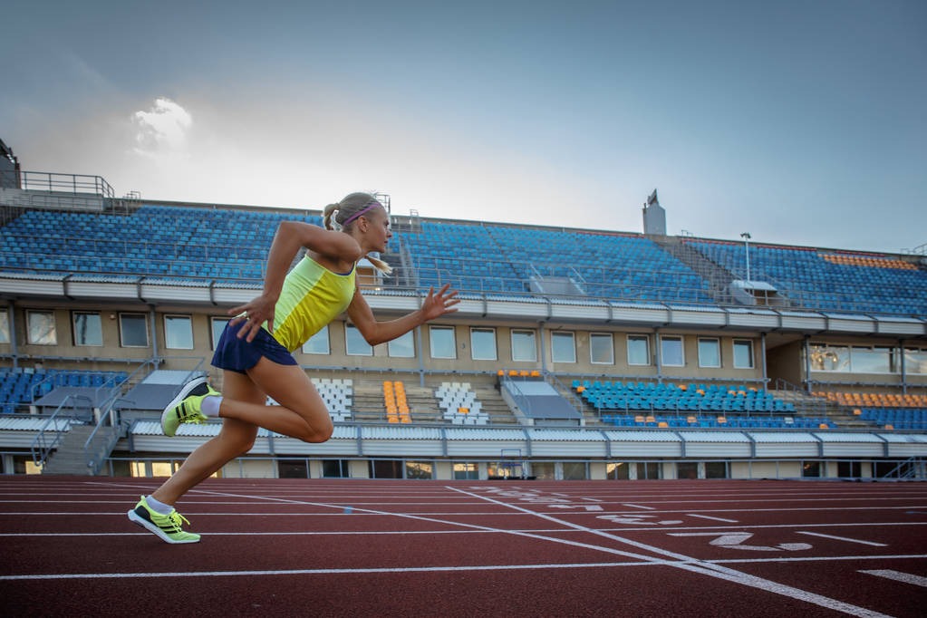 为什么外野传球首选弹跳点回传